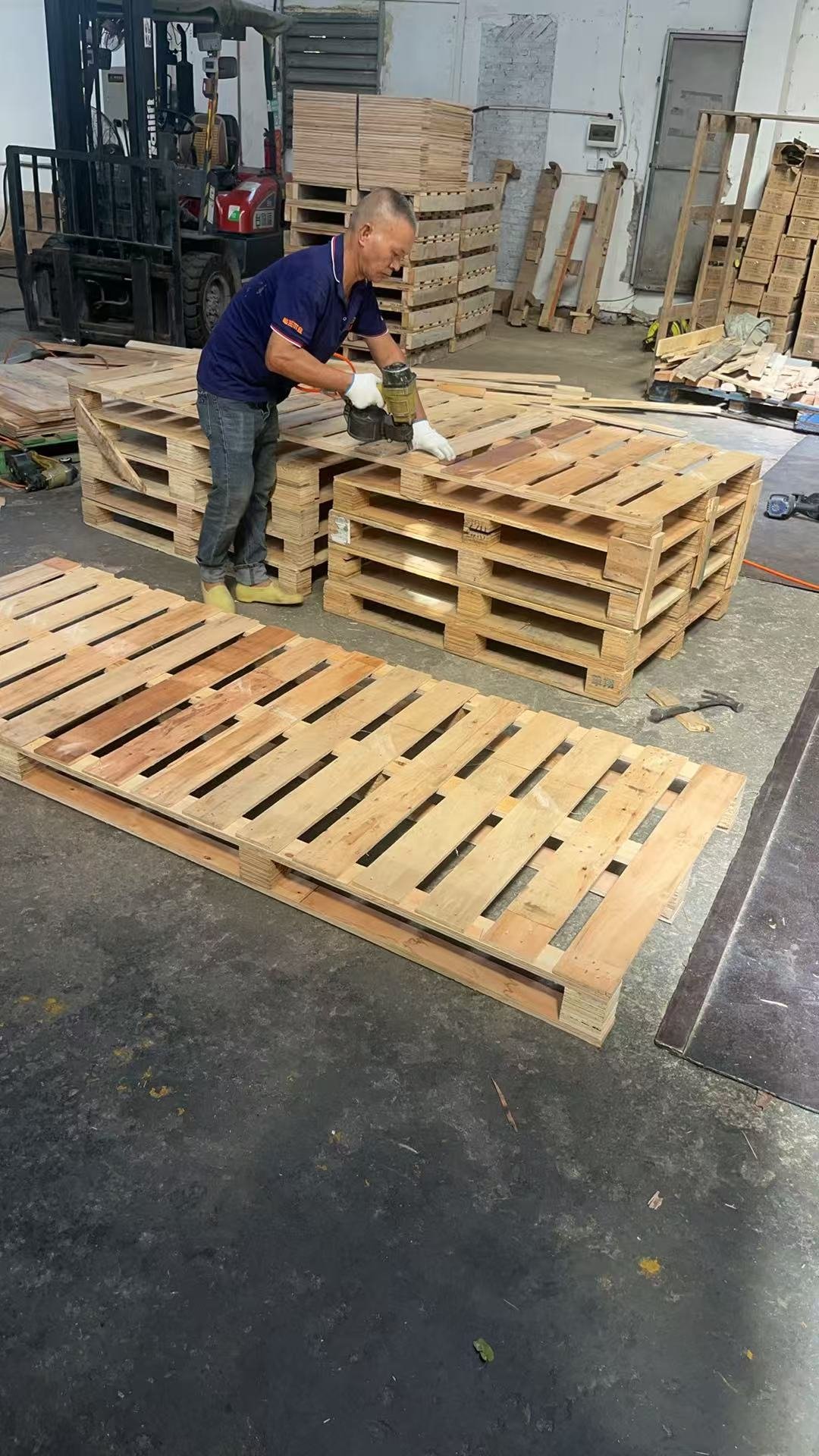 Wooden pallets prepared for stainless steel niche shipment